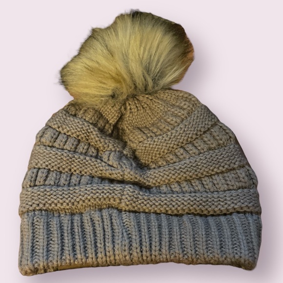 CC Thick Cable Knit Faux Fuzzy Fur Pom Skull Cap Beanie NWT - Picture 2 of 3
